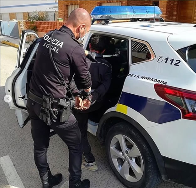 Sorprendidos Por La Policía Local Mientras Robaban En Un Domicilio De Pilar De La Horadada 0317