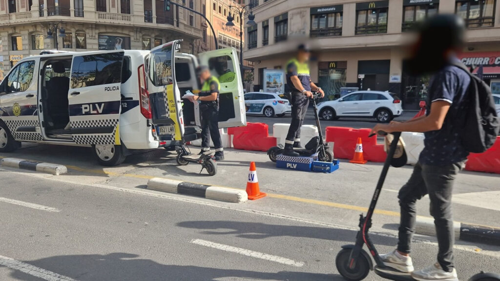 Policía Local con patinete
